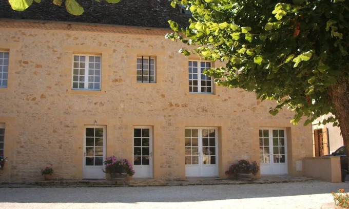 Mauzac-et-Grand-Castang House | 250 m² House ∙ 4 bedrooms ∙ 8 guests