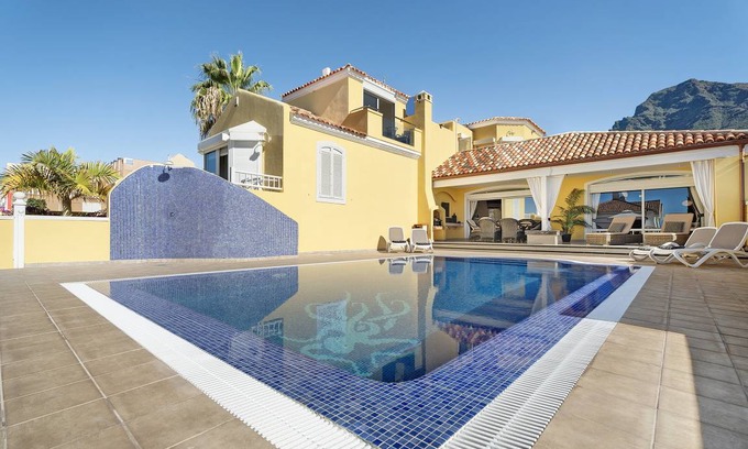 Costa Adeje Villa | 255 m² Villa ∙ 4 bedrooms ∙ 8 guests