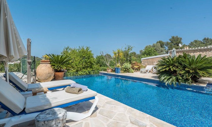 Sant Agusti des Vedra Cottage | 300 m² Cabin ∙ 5 bedrooms ∙ 10 guests