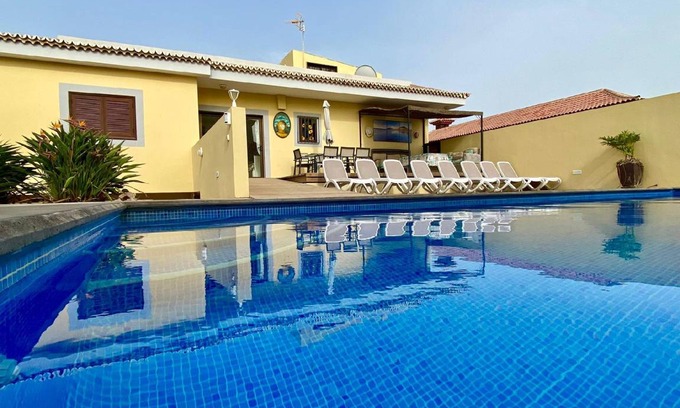 Las Rosas House | 300 m² House ∙ 6 bedrooms ∙ 20 guests