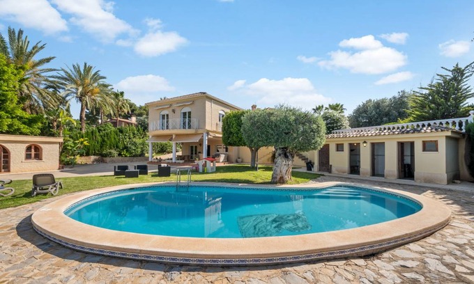 Elche Villa | 350 m² Villa ∙ 4 bedrooms ∙ 13 guests