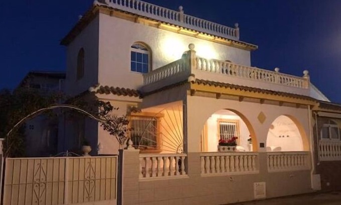 Los Alcazares Villa | 4 Bed 3 Bath Villa Sleeps 8, Pool Wifi TV Close to Beach Restaurants and Shops