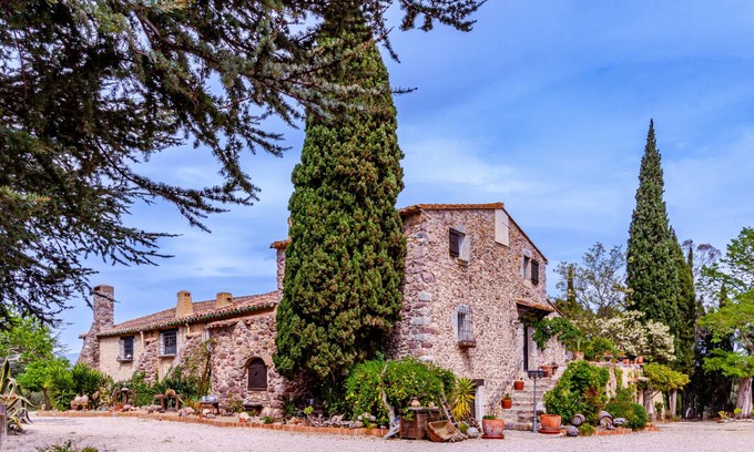 Darnius House | 400 m² Finca ∙ 8 bedrooms ∙ 19 guests
