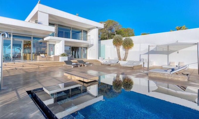 Cap Martinet Villa | 467 m² Villa ∙ 5 bedrooms ∙ 10 guests