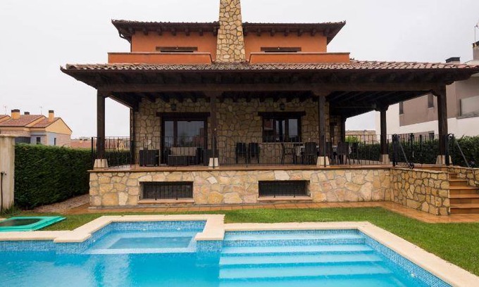 La Lastrilla House | 520 m² House ∙ 5 bedrooms ∙ 10 guests