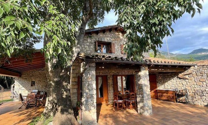 Sales de Llierca Ski Chalet | 67 m² Chalet ∙ 2 bedrooms ∙ 4 guests