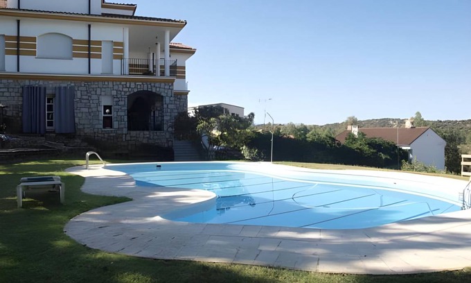Valdecaballeros House | 700 m² House ∙ 8 bedrooms ∙ 28 guests