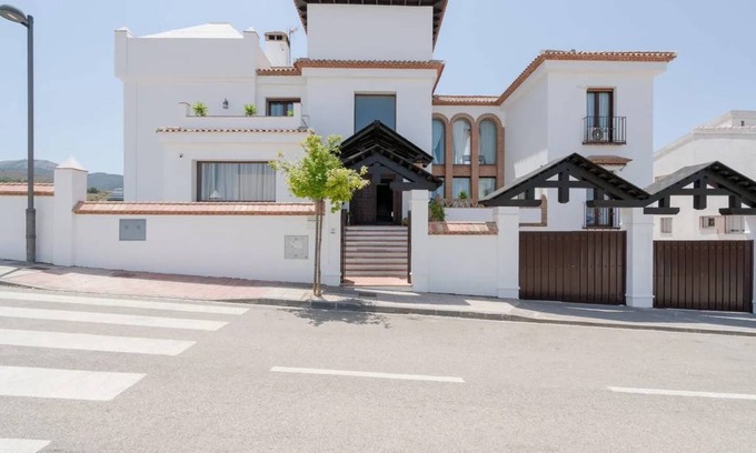 La Zubia Villa | 700 m² Villa ∙ 7 bedrooms ∙ 16 guests