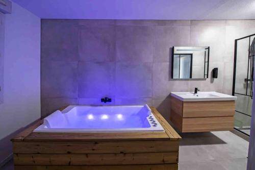Republique - Tolstoi Apartment | 71 m² Apartment ∙ 1 bedroom ∙ 2 guests