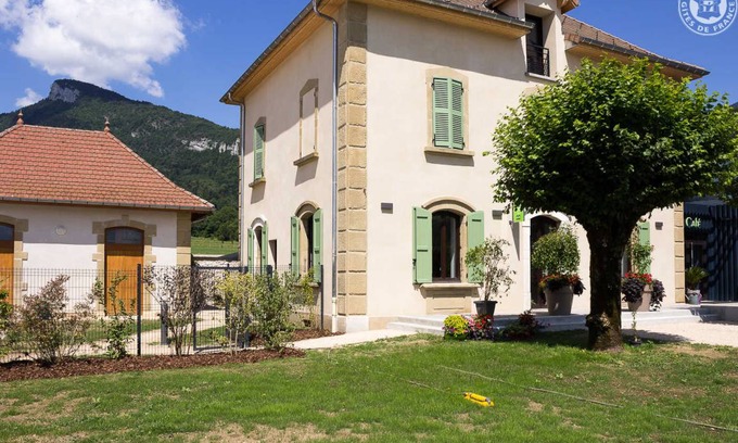 Saint-Christophe-la-Grotte House | 78 m² Gîte ∙ 3 bedrooms ∙ 6 guests