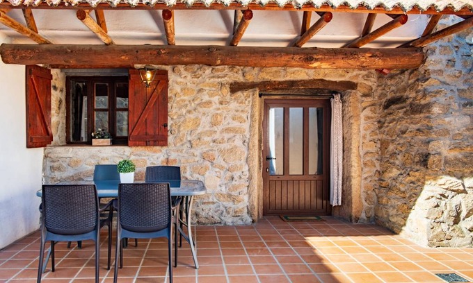 Neila de San Miguel Ski Chalet | 80 m² Chalet ∙ 1 bedroom ∙ 2 guests