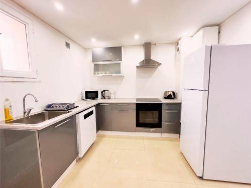 Republique - Tolstoi Apartment | 90 m² Apartment ∙ 4 bedrooms ∙ 10 guests