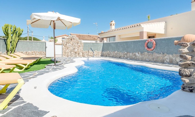 Zahora House | Air-Conditioned Home Close to the Beach with Pool, Terrace, Garden & Wi-Fi; Parking Available