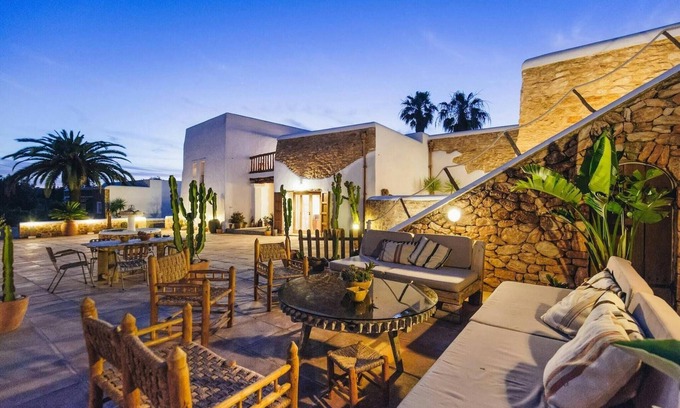 Santa Gertrudis Villa | Beautiful villa in a romantic gateway