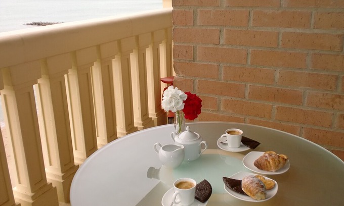 Port Saplaya Apartment | Beautiful apartment on the beachfront
