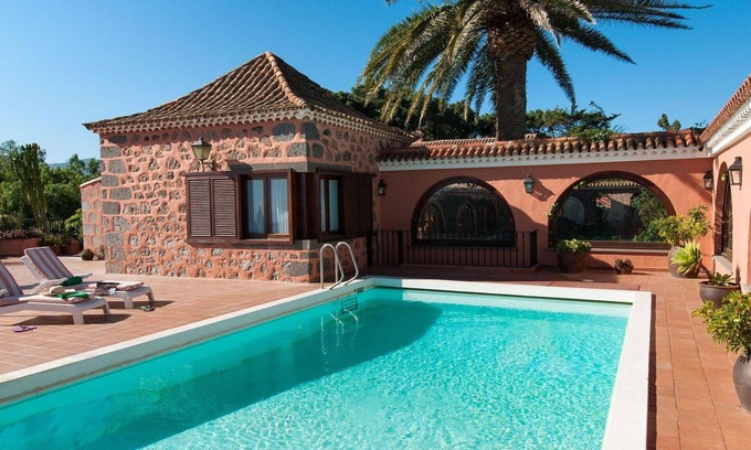 Santa Brigida House | Beautiful private villa for 10 guests with private pool and TV