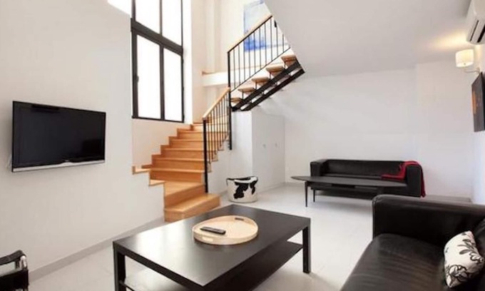 El Coll Apartment | Big 2-level apartment near Park Guell with A/C and free wifi