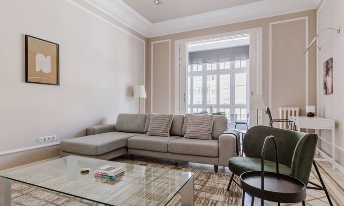 Eixample Apartment | Clean La Dreta de l'Eixample 3BR w/Doorman & W/D, by Blueground