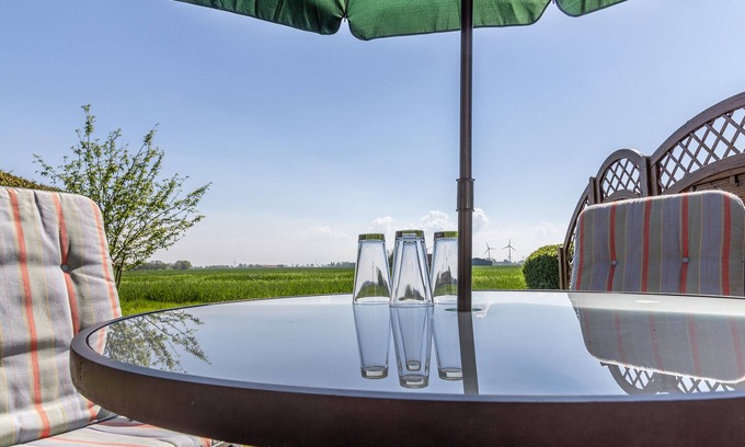 Horum Apartment | Clear view and idyllic: The ground floor apartment scores especially by its r