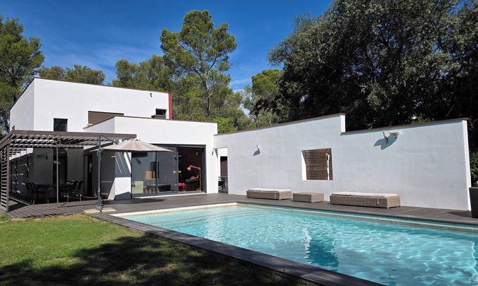 Les 3 Ponts Villa | Contemporary prestige villa with park, swimming pool, 3 private mazets, prox. center vi