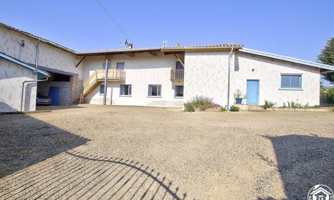 Saint-Etienne-sur-Chalaronne House | 195 m² Gîte ∙ 4 bedrooms ∙ 8 guests