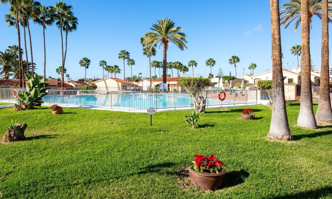 Playa del Ingles House | Homerez - Nice bungalow 1 km away from the beach for 4 ppl. with shared pool