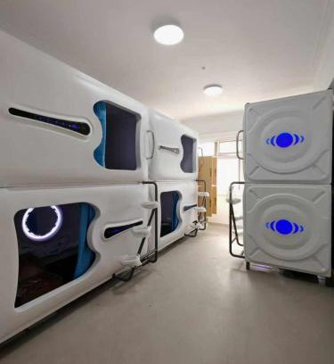 Canillas Hostel | Hostel Space Capsule