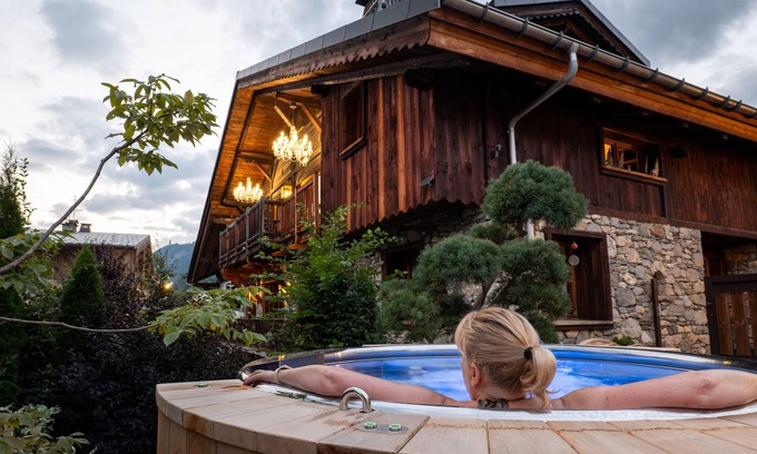 Praz-sur-Arly Ski Chalet | In the heart of the village, 400m from the slopes: Sauna, Nordic bath, fireplace.