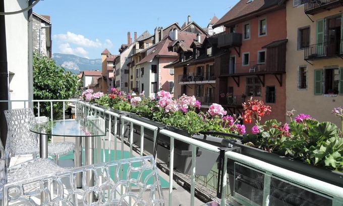 Annecy Old Town Apartment | Lofts and Lakes Premium