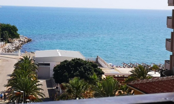 Fuengirola City Centre Apartment | Primera línea de playa. Céntrico y soleado.