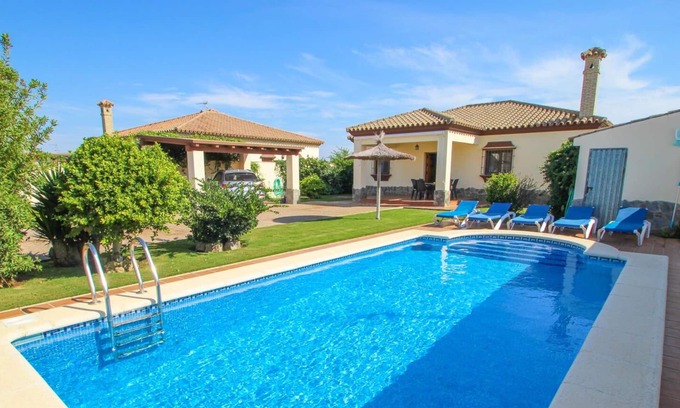 Conil de la Frontera House | Private large pool, close to oldtown Conil, beautiful garden, covered terrace, fireplace - Casa Noe -