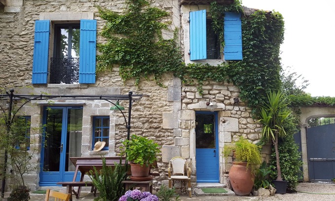 St.-Remy-de-Provence House | provencal stone mas 500 m from the city center capacity 6 pers. (3 ch.)