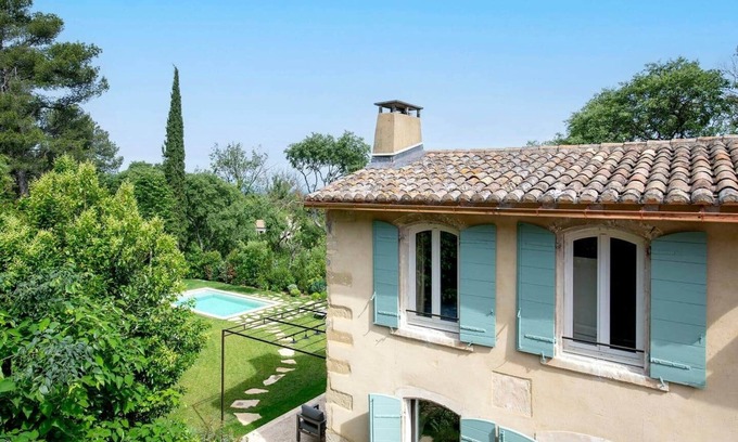 Saint-Etienne-du-Gres Villa | Renovated farmhouse in a vineyard