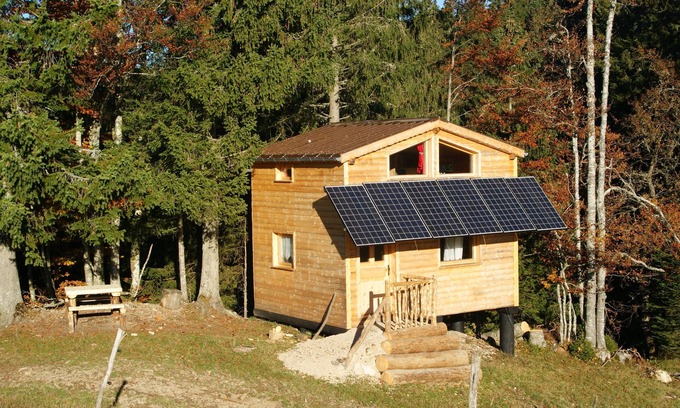 Bellecombe Cabin | Self-contained cabin on stilts, sleeps 4, in the vegetation, Haut Jura, altitude 1250m.