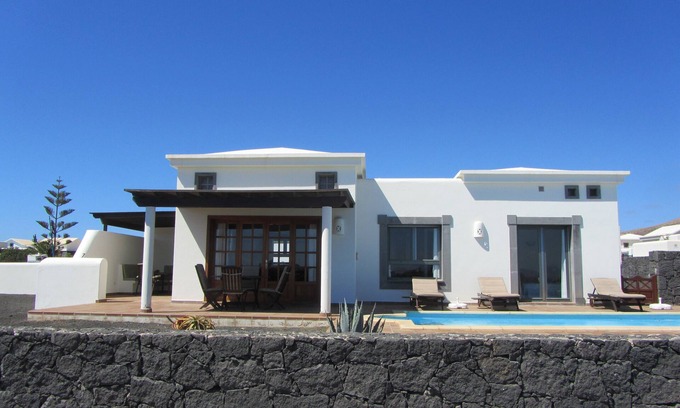 Montana Roja Villa | Villa On Frontline Of La Goleta With Private Heated Pool and free wi-fi