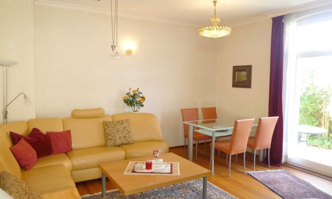 Koserow Apartment | Villa Venezia, detached with idyllic garden, deck chairs - Villa Venezia, gr. Conservatory, garden, beach 300 m, WiFi