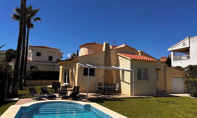 Alcossebre Villa | Villa with WiFi, airco and Private Pool in Beautiful Garden