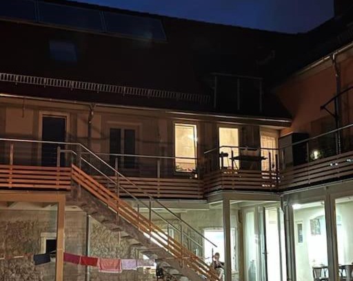 Neudietendorf Apartment | Wohnen im Dreiseitenhof mit Galerieschlafzimmer