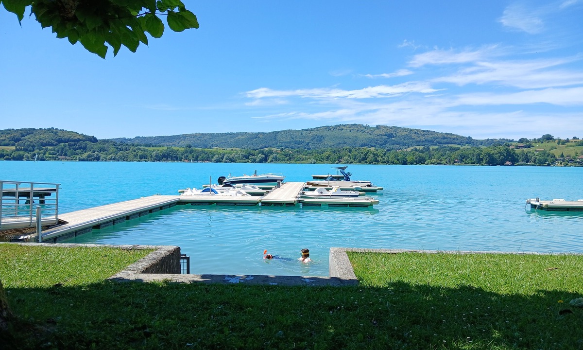 Bilieu Apartment | LAC CASA 60 - gîte with beach and terrace overlooking the lake