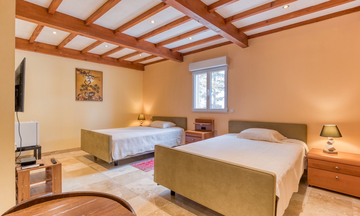 Arles House | Apartment 'Chambre 3' with Shared Pool, Wi-Fi and Air Conditioning
