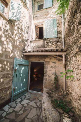 Photo of Buildings in Collias