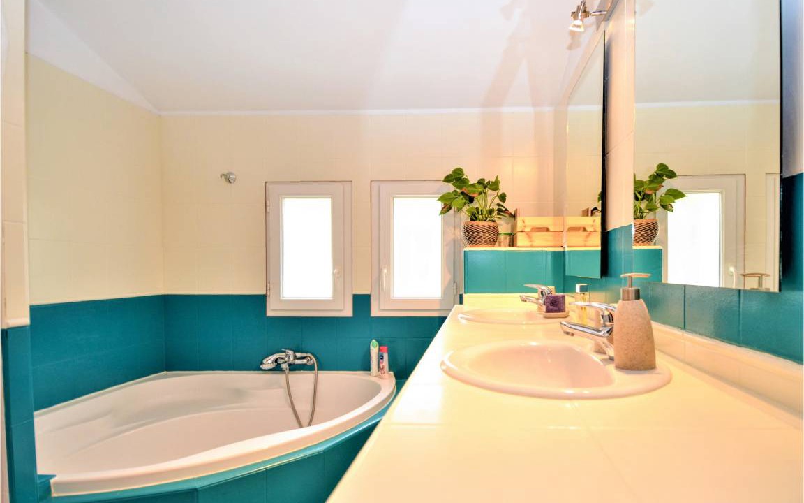 Photo of Bathroom in Saint-Quentin-la-Poterie