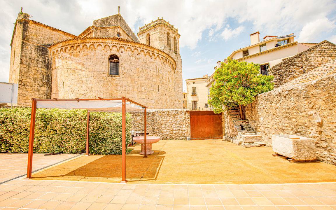 Photo of Others in Besalu