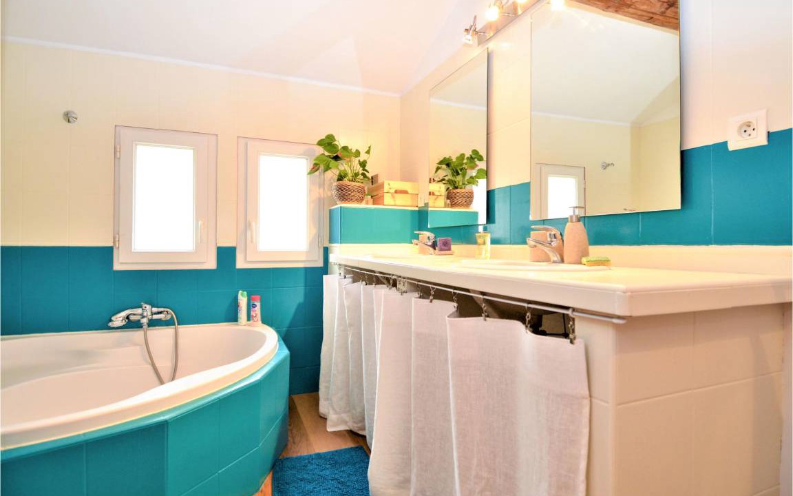 Photo of Bathroom in Saint-Quentin-la-Poterie