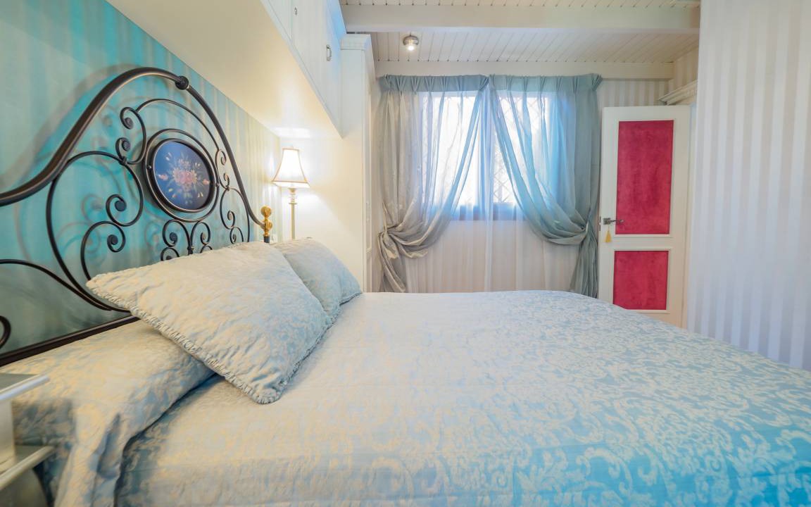 Photo of Bedroom in Coin