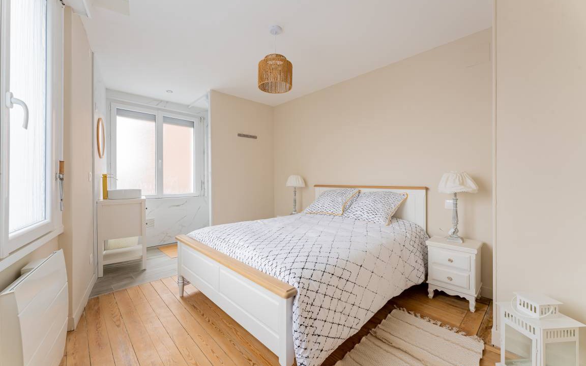 Photo of Bedroom in Lens