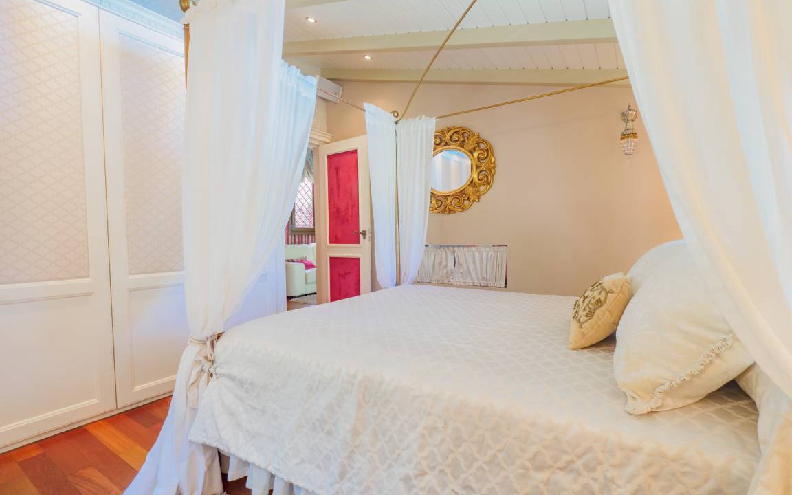 Photo of Bedroom in Coin