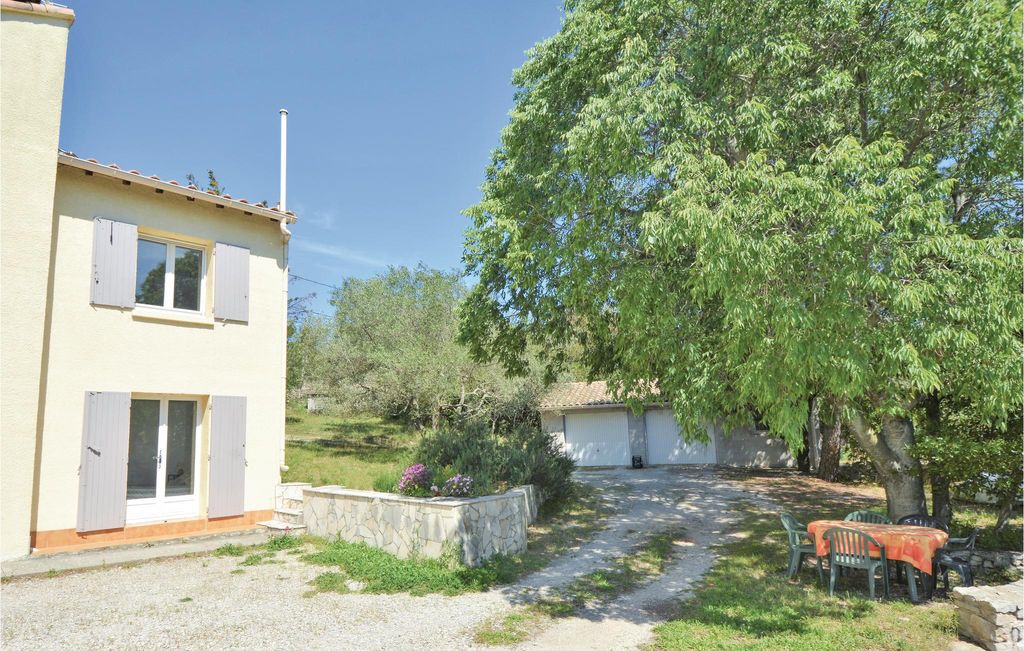 Photo of Buildings in Les 3 Ponts