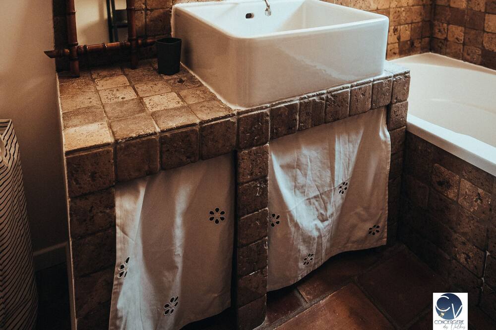 Photo of Bathroom in Arpaillargues-et-Aureillac