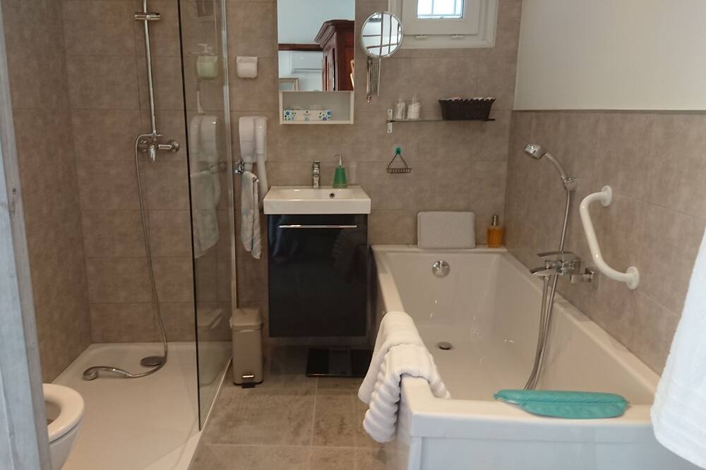 Photo of Bathroom in Saint-Maximin